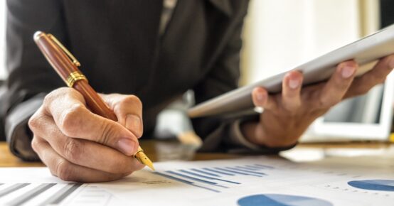 Businesswomen analyzing investment charts in meeting room, Accounting concept