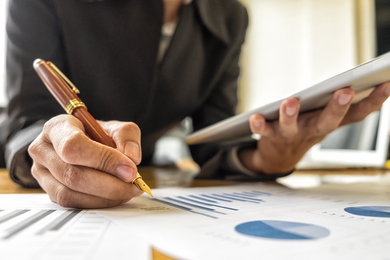 Businesswomen analyzing investment charts in meeting room, Accounting concept