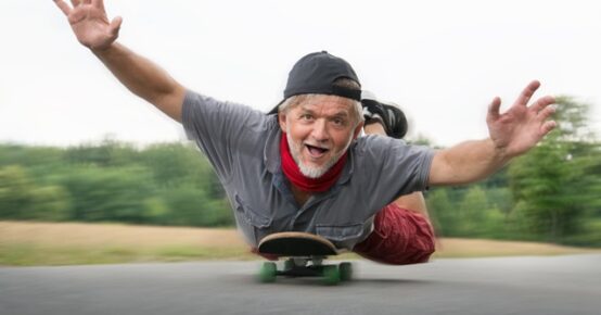 Rentner auf Skatboard glücklich