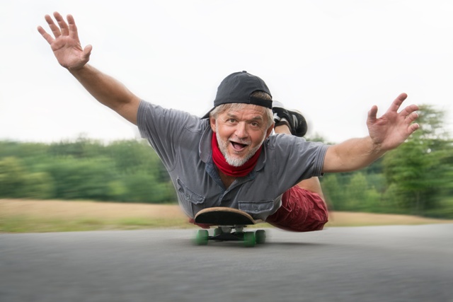 Rentner auf Skatboard glücklich
